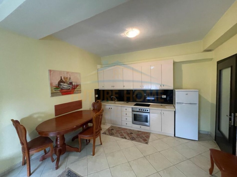 Korce, jepet me qera apartament 1+1 Kati 2, 68 m² 200 € (Trekëndeshi, Korçë)