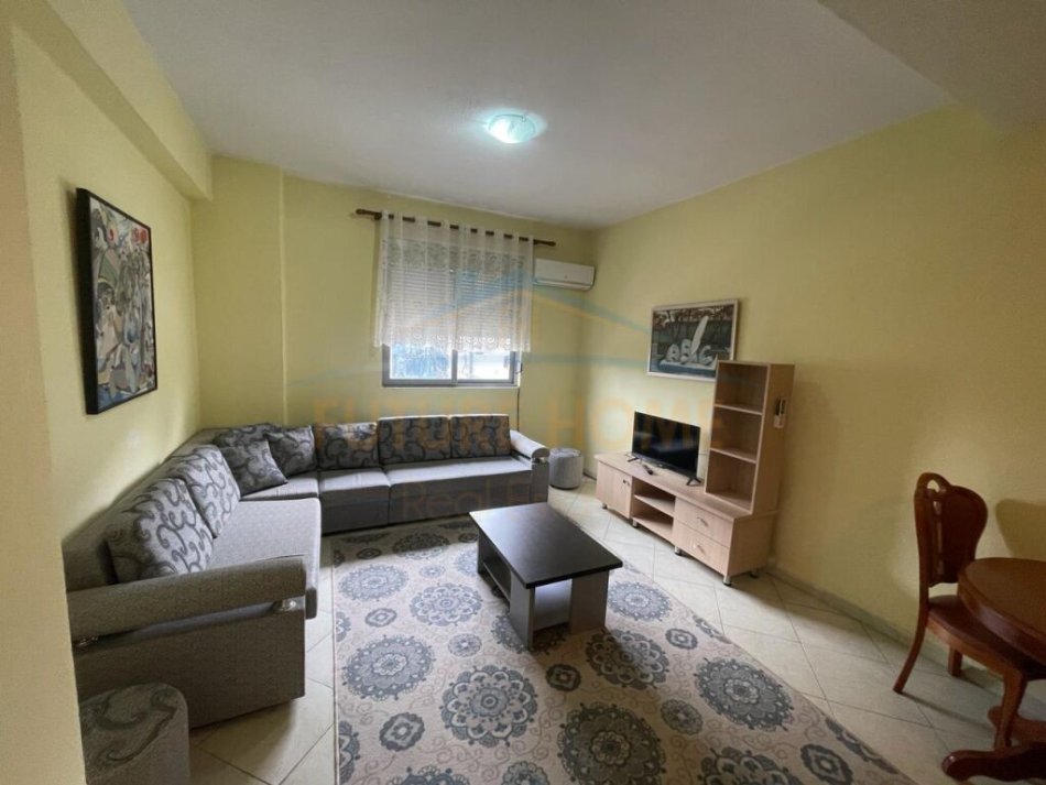 Korce, jepet me qera apartament 1+1 Kati 2, 68 m² 200 € (Trekëndeshi, Korçë)