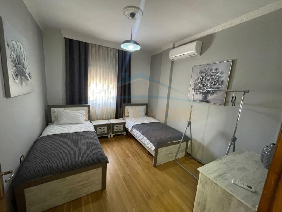 Korce, jepet me qera apartament 2+1 Kati 2, 80 m² 300 € (Lagjia 3, Korçë)