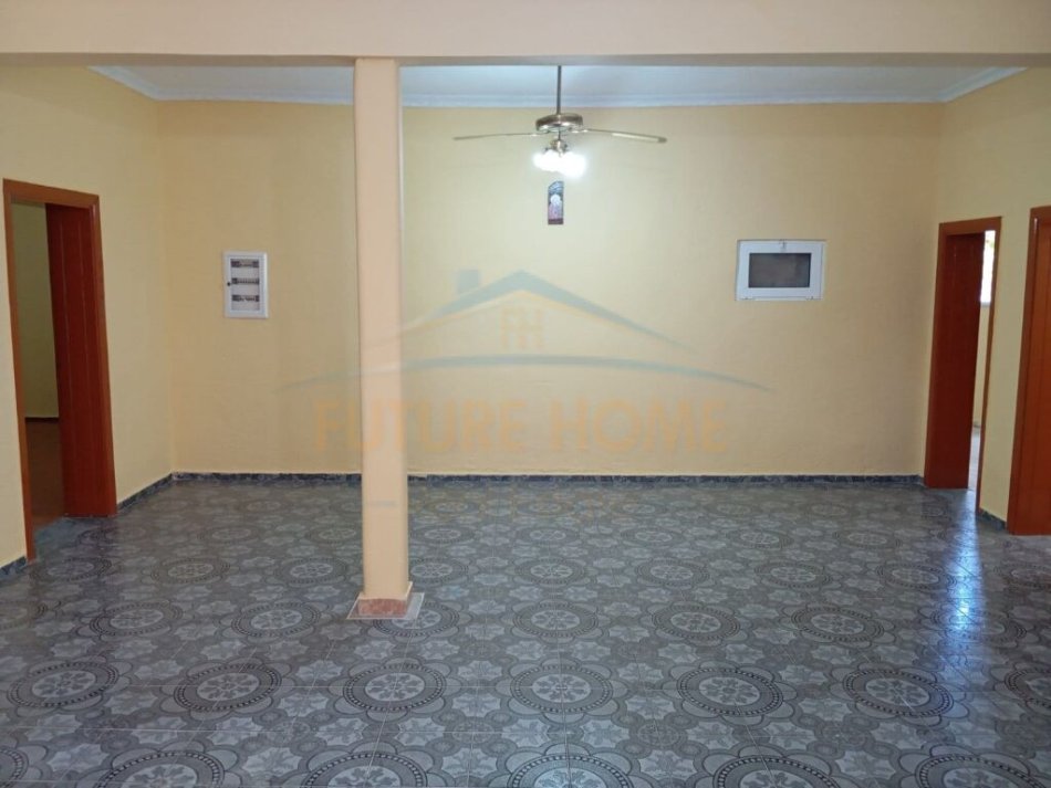Korce, jepet me qera apartament 3+1 Kati 1, 140 m² 300 € (Lagjia 4)