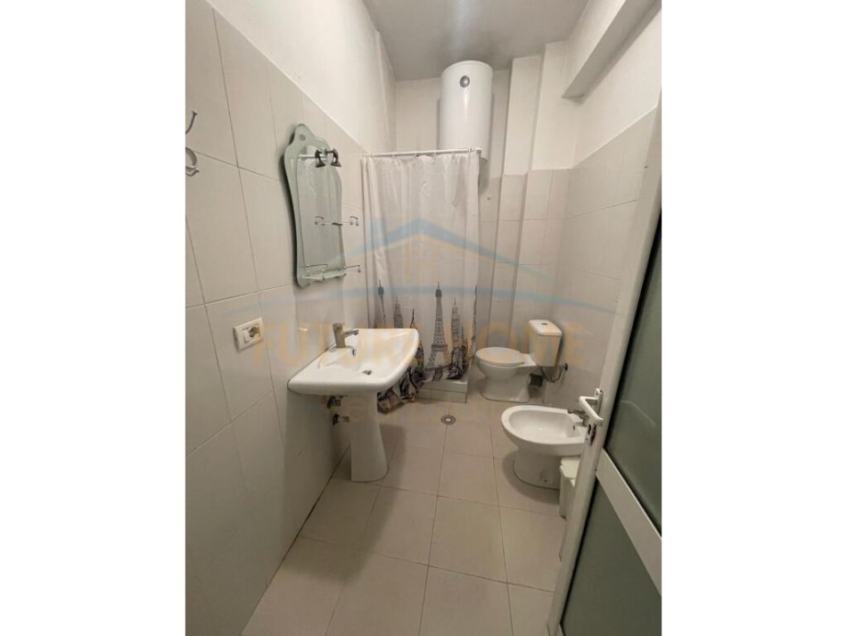 Korce, jepet me qera apartament 1+1 Kati 2, 68 m² 200 € (Trekëndeshi, Korçë)