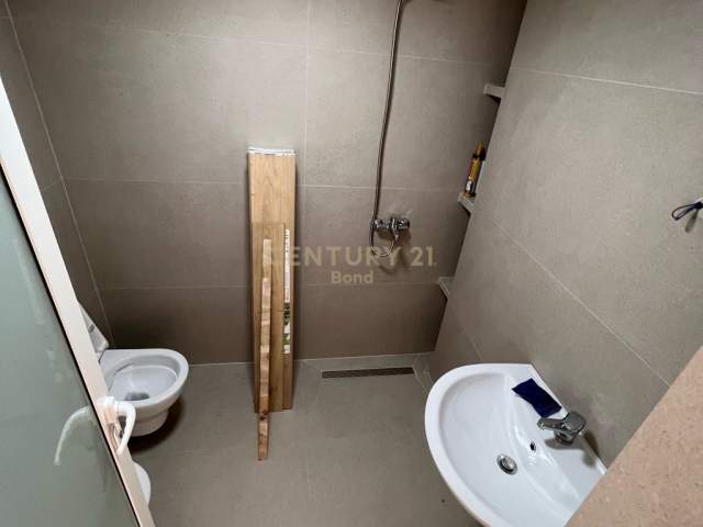 Tirane, jepet me qera ambjent biznesi Kati 0, 100 m² 800 Euro (Yzberisht)