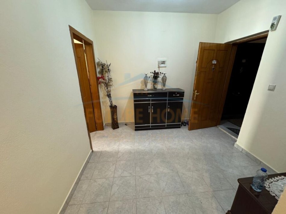 Korce, shitet apartament 2+1+Ballkon Kati 4, 90 m² 60.000 € (Lagjia 7, Korçë)