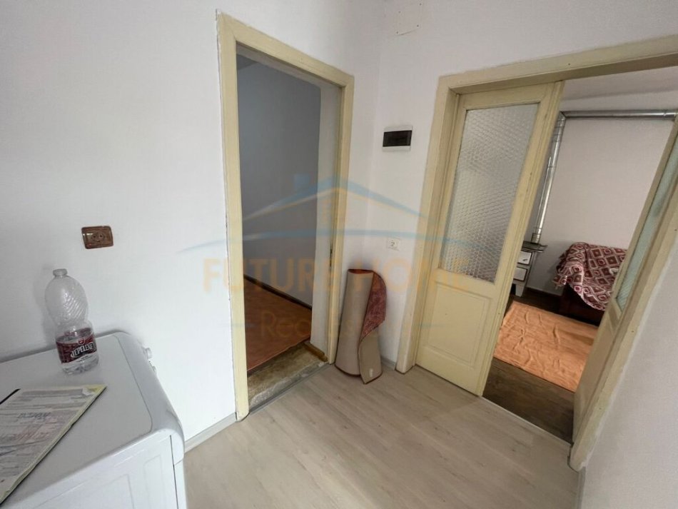 Korce, jepet me qera apartament 2+1 Kati 2, 80 m² 230 € (Lagjia 3, Korçë)