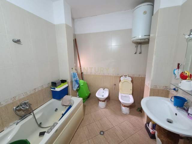 Tirane, jepet me qera Vile 2+1+A+BLK Kati 3, 100 m² 400 Euro (Qyteti Studenti)