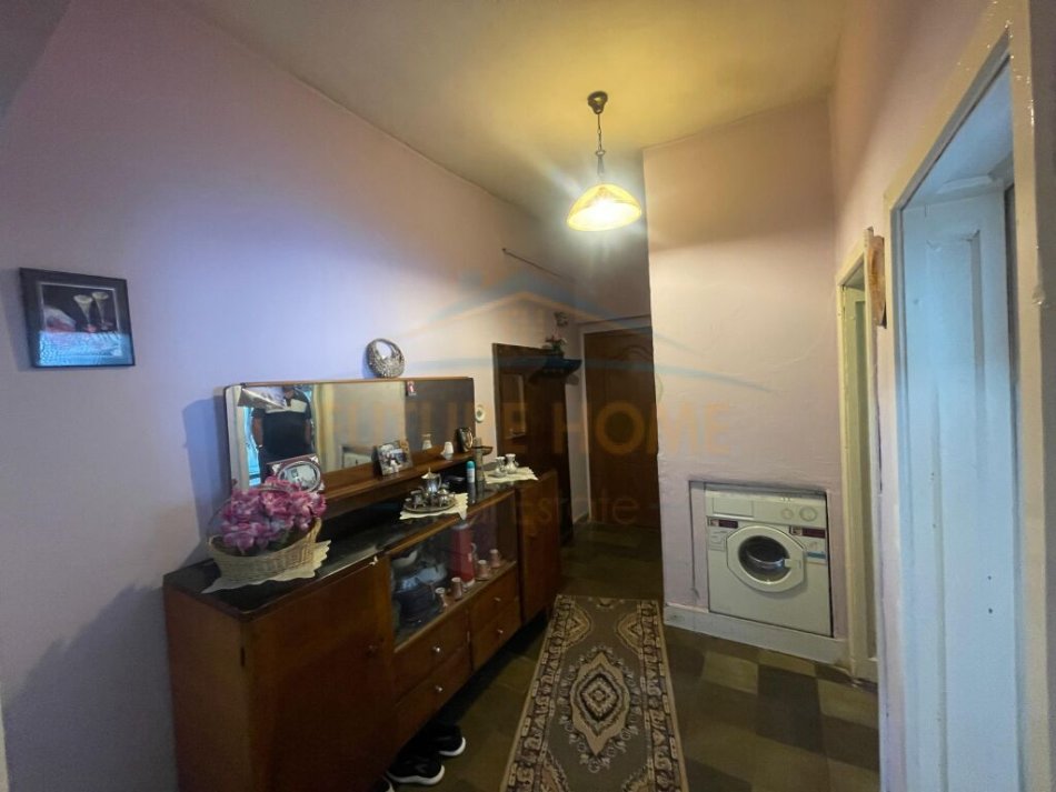 Korce, shitet apartament 1+1 Kati 4, 63 m² 48.000 € (Lagjia 9)