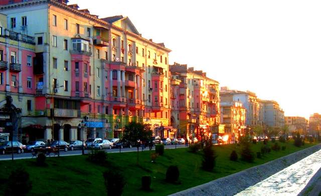 Tirane, shes dyqan Kati 0, 28 m² 18.000 Euro (BULEVARDI BAJRAM CURRI)