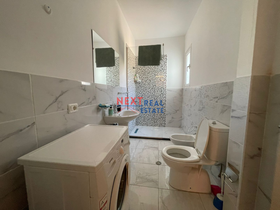 Vlore, jepet me qera apartament 2+1+Ballkon , 700 € (LUNGOMARE)
