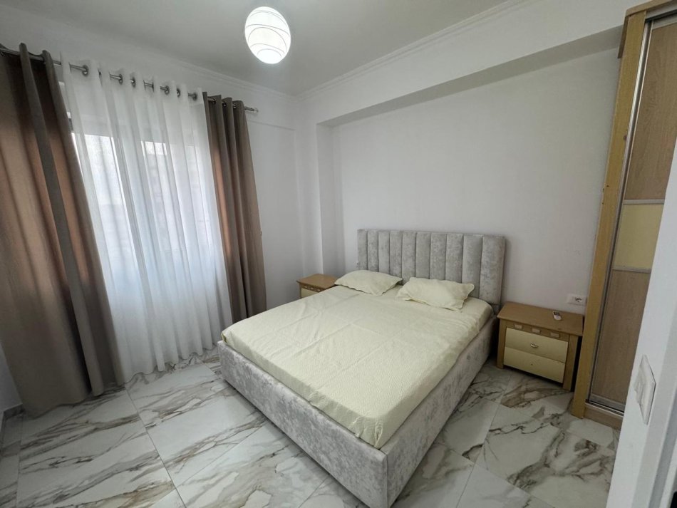 Tirane, jepet me qera 2+1 Kati 6, 700 € (FUSHA AVIACIONIT)
