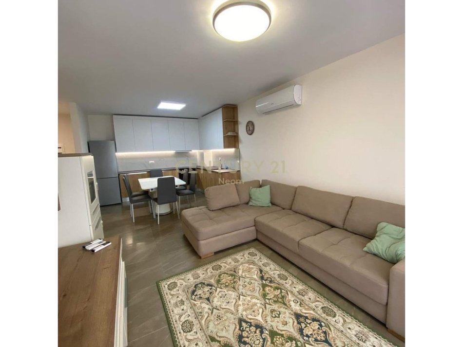 Tirane, jap me qera apartament 3+1 Kati 6, 114 m² 700 € (ish fusha e aviacionit)
