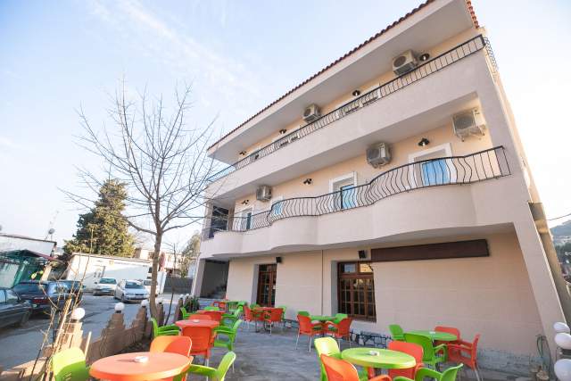 Tirane, shes hotel 3-Katesh, 600 m², me 12 dhoma, 600.000 Euro (Kombinat)