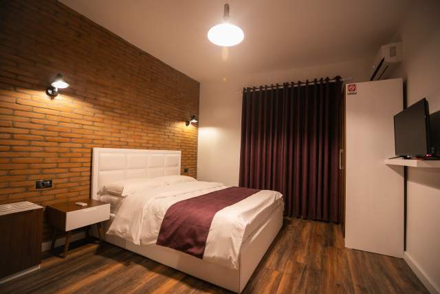 Tirane, shes hotel 3-Katesh, 600 m², me 12 dhoma, 600.000 Euro (Kombinat)
