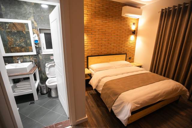 Tirane, shes hotel 3-Katesh, 600 m², me 12 dhoma, 600.000 Euro (Kombinat)