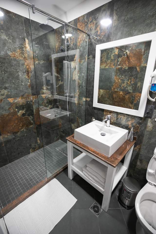 Tirane, shes hotel 3-Katesh, 600 m², me 12 dhoma, 600.000 Euro (Kombinat)
