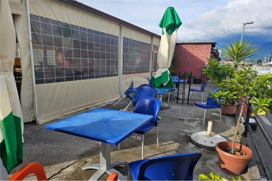 jepet me qera , 210 m² 700 € (Jepet lokal per qira ne Selite.)