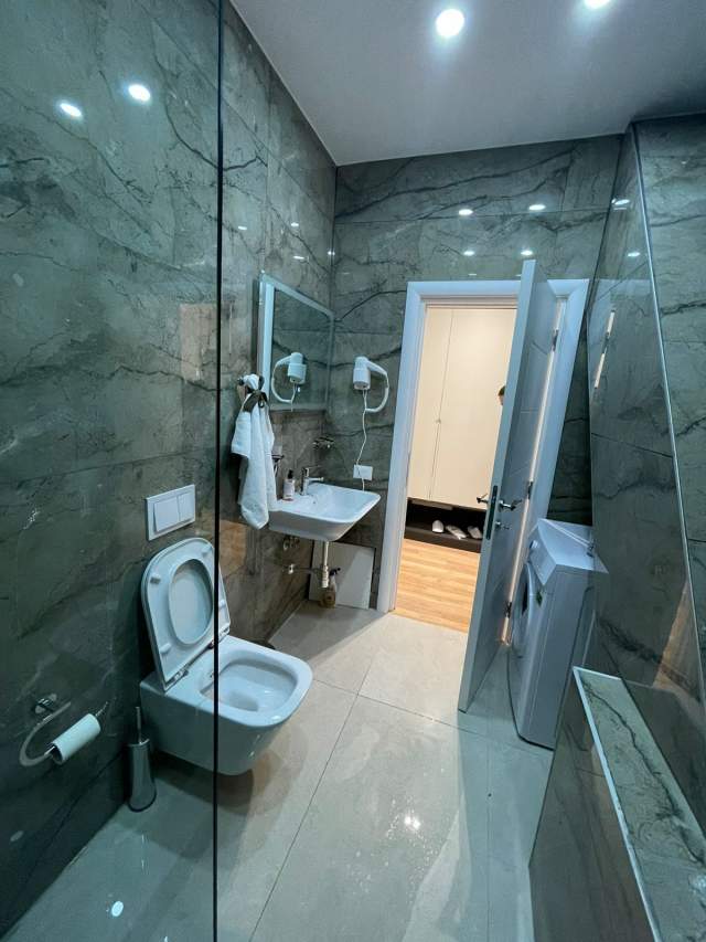 Tirane, shes garsonier Kati 10, 43 m², (rruga e kavajes) - aktualisht perdoret per airbnb (qera ditore -1500 Euro/muaj)