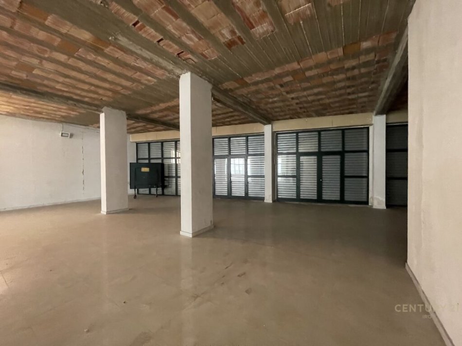 Tirane, jepet me qera ambjent biznesi Kati 3, 1.500 m² 15.000 € (Komuna e Parisit)