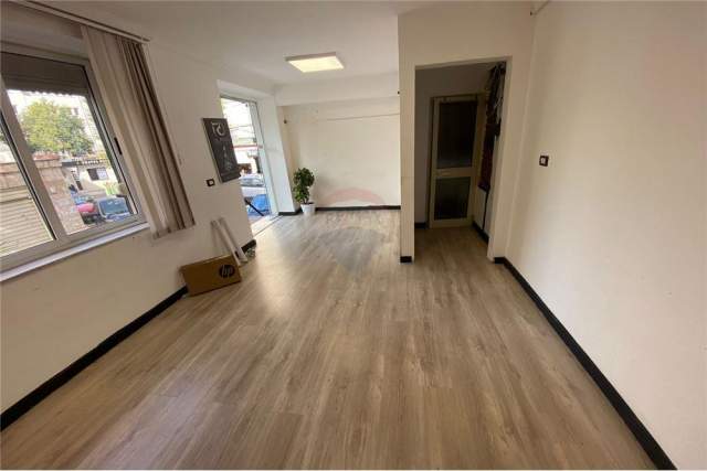 Tirane, jepet me qera zyre Kati 1, 80 m² 490 Euro (Rruga e Kavajes)