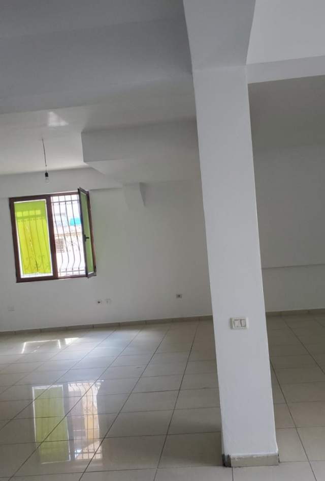 Tirane, jepet me qera dyqan Kati 1, 97 m² 1.000 Euro (myslym shyri)