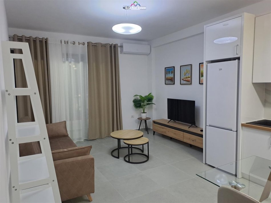 Tirane, jepet me qera apartament 1+1+Ballkon Kati 3, 70 m² 600 € (mine peza)