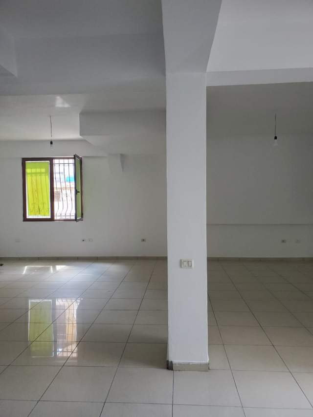Tirane, jepet me qera zyre Kati 1, 98 m² 1.000 Euro (rruga myslym shyr)
