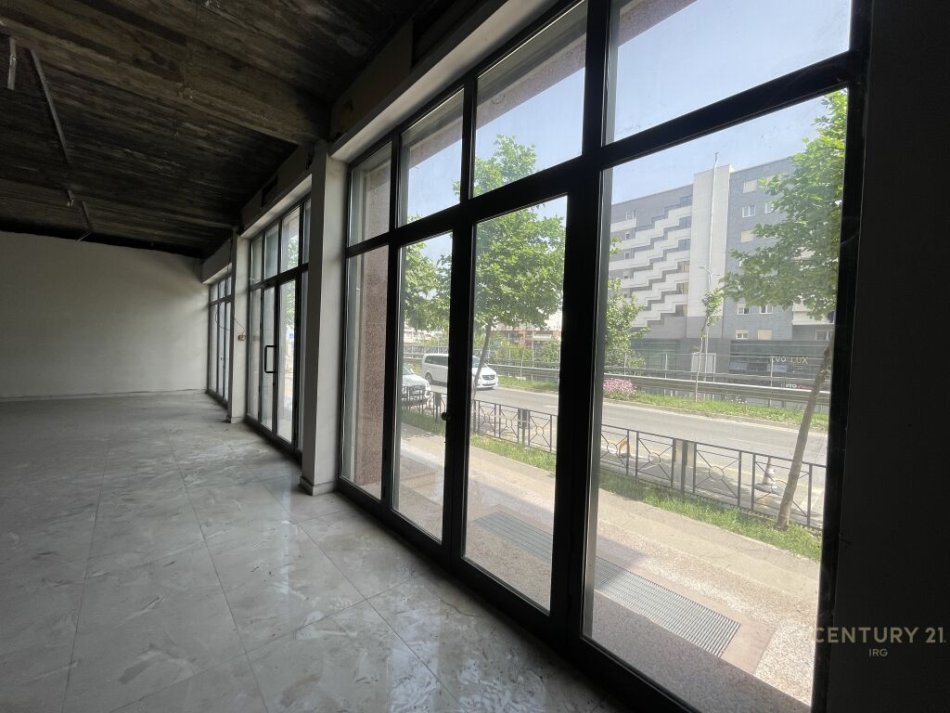 Tirane, jepet me qera ambjent biznesi Kati 3, 1.500 m² 15.000 € (Komuna e Parisit)
