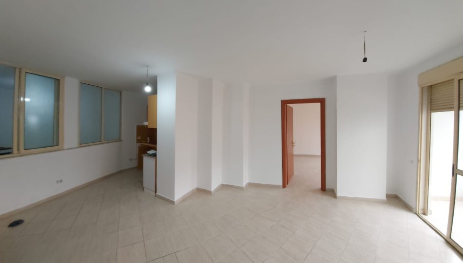 Tirane, jap me qera ambjent biznesi Kati 2, 72 m² 480 € (Myslym Shyri)