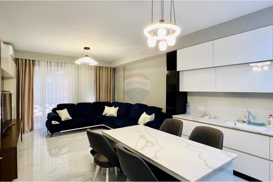 Tirane, jepet me qera 2+1 Kati 7, 140 m² 600 € (golden park)