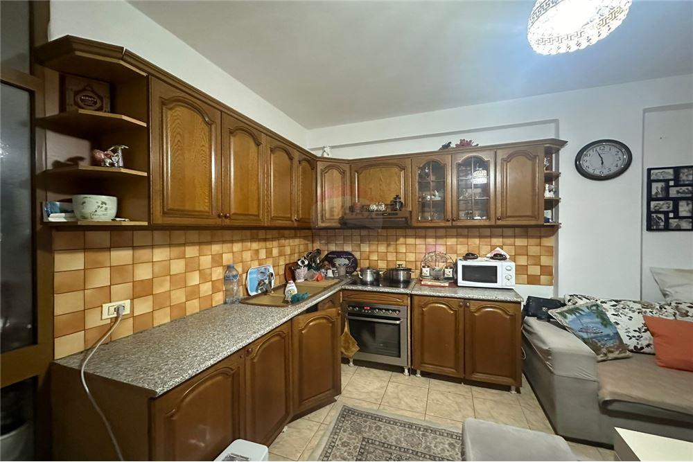 Shitet apartament 2+1 te Rruga e Dibres