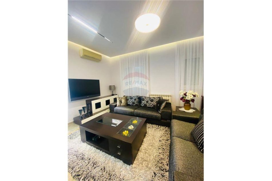 jepet me qera apartament 1+1+Aneks Kati 3, 80 m² 600 € (Rruga Tre Vellezerit Kondi)