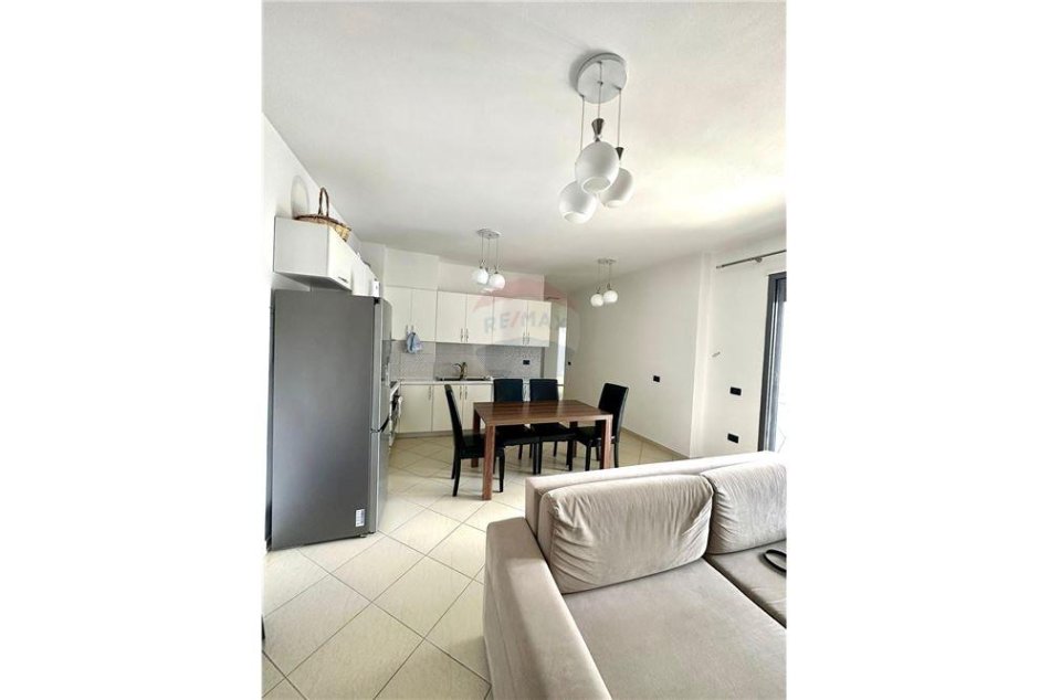 Tirane, jepet me qera apartament 2+1 Kati 2, 105 m² 650 € (Rruga Kosovarve)