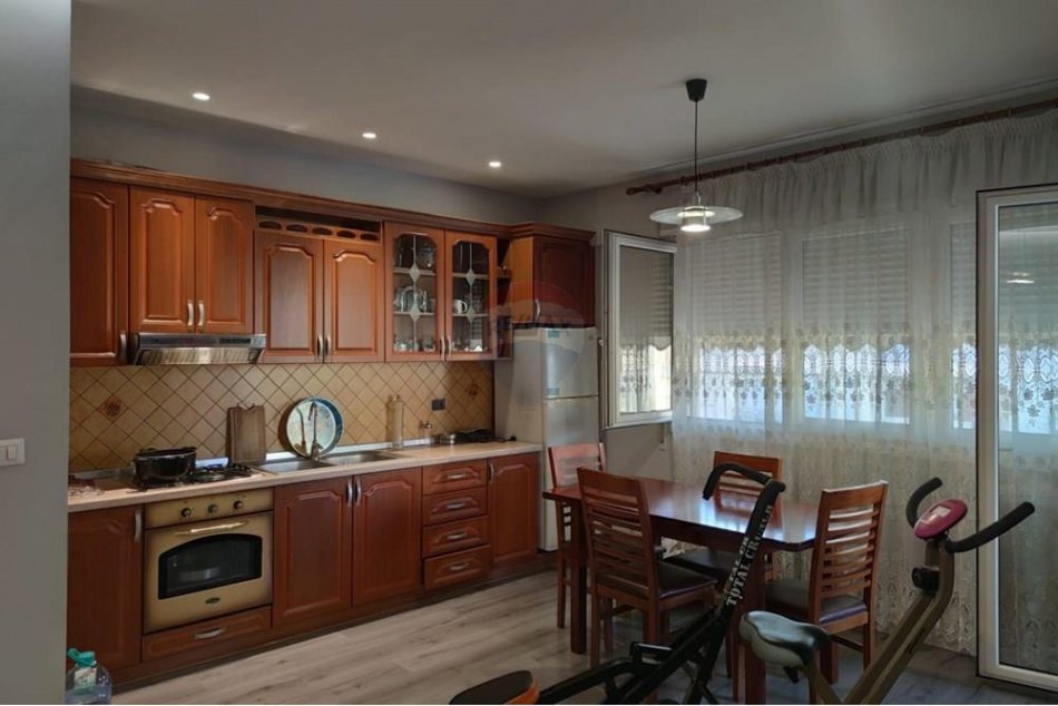 Tirane, jepet me qera apartament 1+1 Kati 5, 70 m² 600 € (Komuna e Parisit - Kristal Center,)