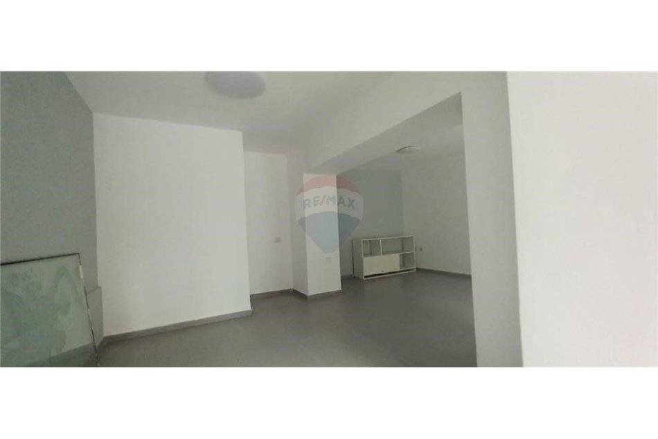 Tirane, shitet Kati 0, 36 m² 90.000 € (Dyqan ne Shitje tek Shallvaret)