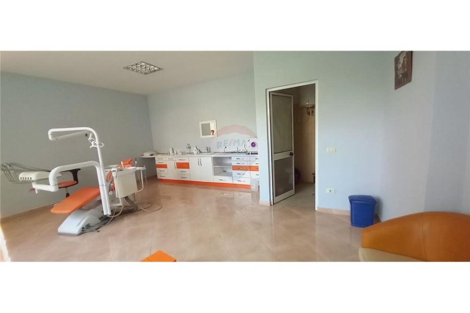 Tirane, shitet ambjent biznesi Kati 0, 82 m² 90.000 € (OKAZION ! Shitet Klinike Dentare Fresku)