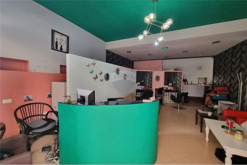 Tirane, shitet ambjent biznesi Kati 0, 70 m² 160.000 € (AMBIENT KOMERCIAL PER SHITJE TE KOMUNA E PARISIT!)