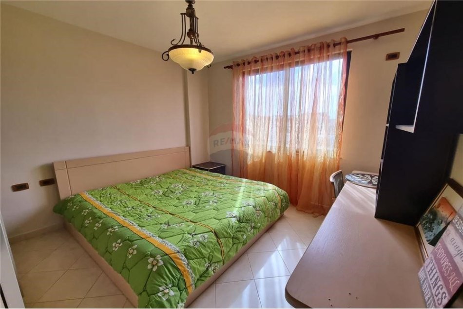 Tirane, jepet me qera apartament 3+1 Kati 4, 117 m² 750 € (APARTAMENT 3+1+2 PER QIRA TEK 21 DHJETORI!)