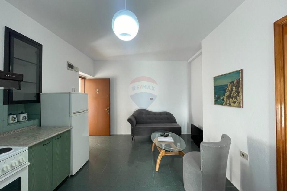 Tirane, jepet me qera apartament 1+1 Kati 2, 50 m² 450 € (Mozaiku - 21 Dhjetori)