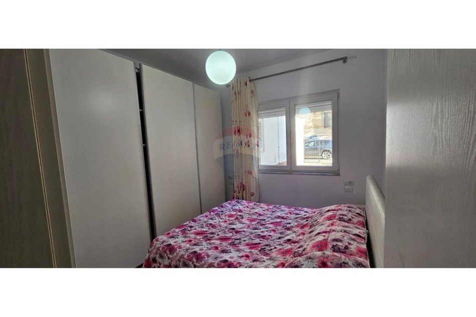 Tirane, jepet me qera apartament 1+1 , 50 m² 400 € (Rruga Ali Demi)
