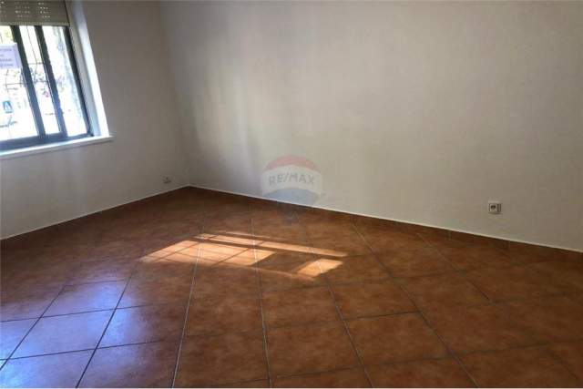 Tirane, jepet me qera ambjent biznesi Kati 1, 84 m² 650 Euro (Sheshi Wilson)