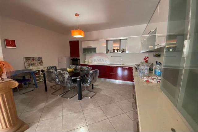 Vlore, shitet apartament 3+1+BLK Kati 6, 158 m² 102.000 Euro (Rruga Dush Strati)