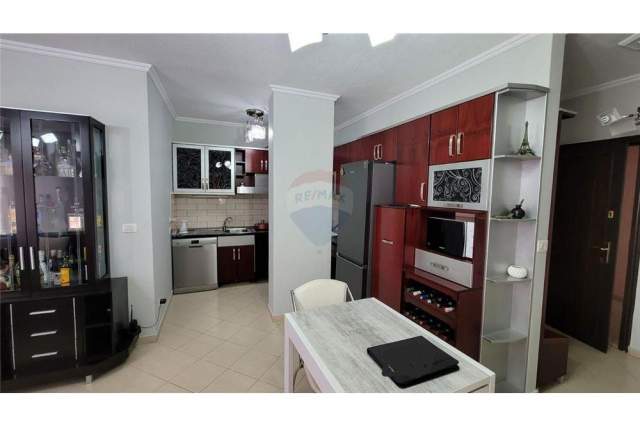 Tirane, jepet me qera apartament 2+1+BLK Kati 5, 95 m² 350 Euro (Tek Fresku)