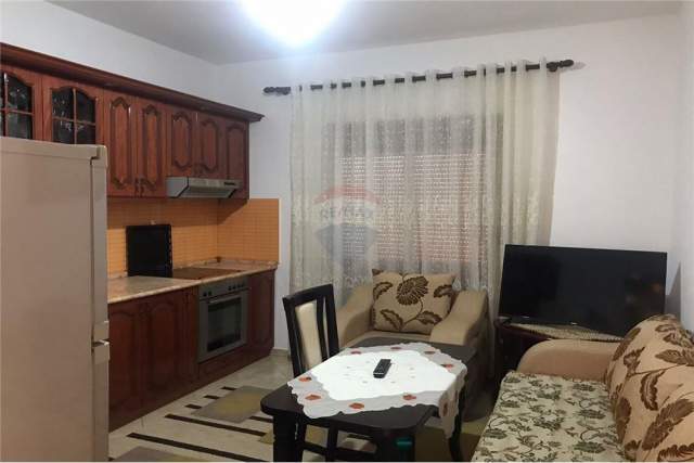 Tirane, jepet me qera Vile 2+1+A+BLK Kati 2, 90 m² 300 Euro (Rr. Ali Demi)