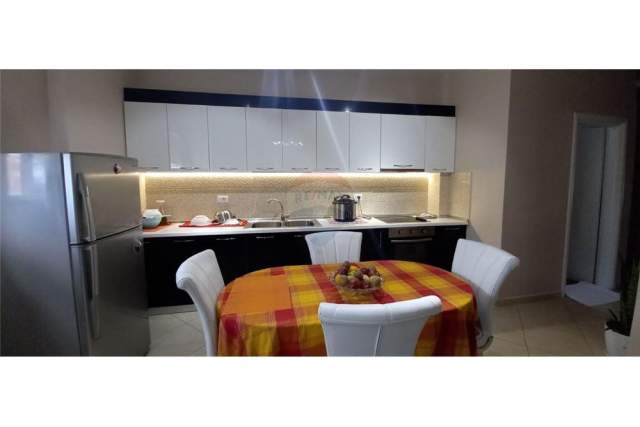 Tirane, jepet me qera apartament 1+1+A+BLK Kati 3, 68 m² 300 Euro (Rr. Ali Demi)