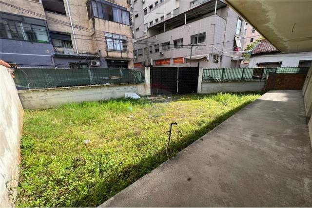 Tirane, shes 208 m² 240 Euro (Rruga e Kavajes)