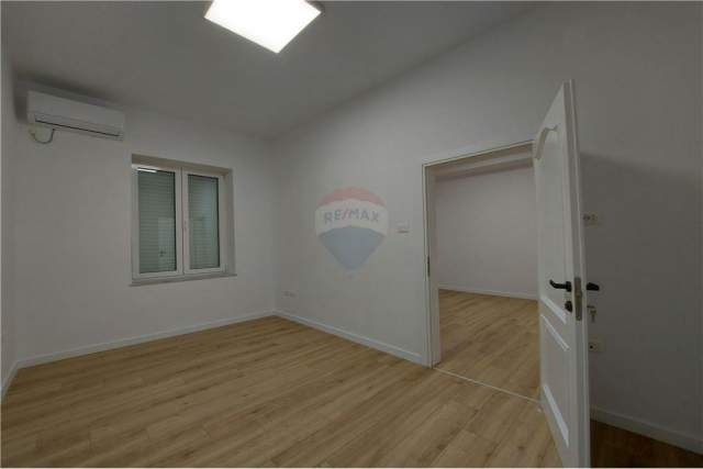 Tirane, jepet me qera zyre Kati 3, 100 m² 950 Euro (Reshit Collaku , Shallvaret)