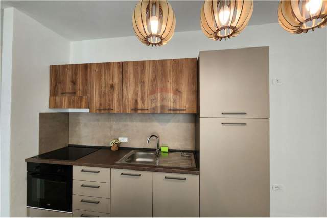 Tirane, jepet me qera apartament 1+1 Kati 1, 60 m² 550  (Hiqmet Buzi)