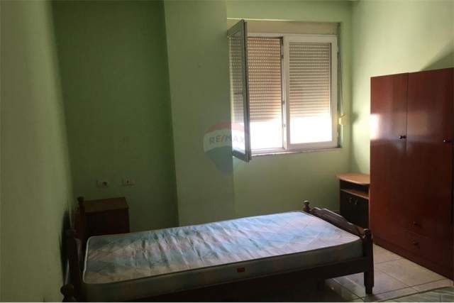 Tirane, jepet me qera apartament 1+1 Kati 5, 83 m² 300 Euro (Laprake)