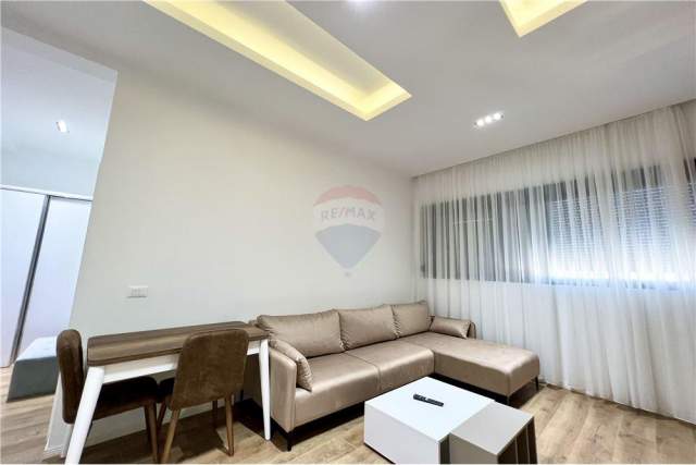 Tirane, jepet me qera apartament 1+1 Kati 13, 63 m² 500 Euro