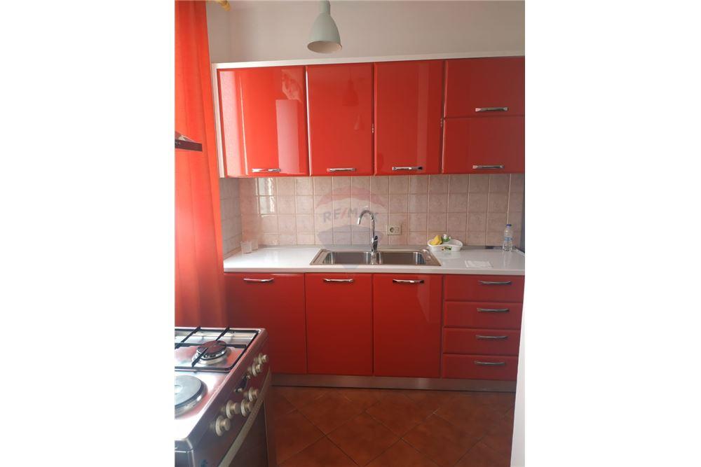 Shitet Apartament 1+1 tek Ish Restorant Durresi