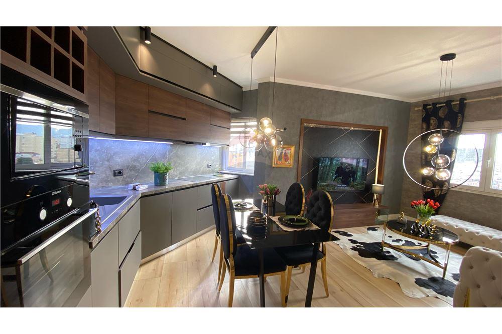 Shitet Apartament 2+1 i mobiluar tek Stacioni i Trenit